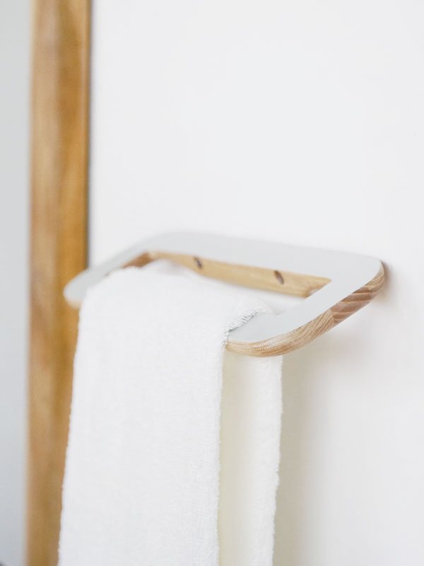 rum GIÁ GỖ TREO KHĂN S MÀU XÁM