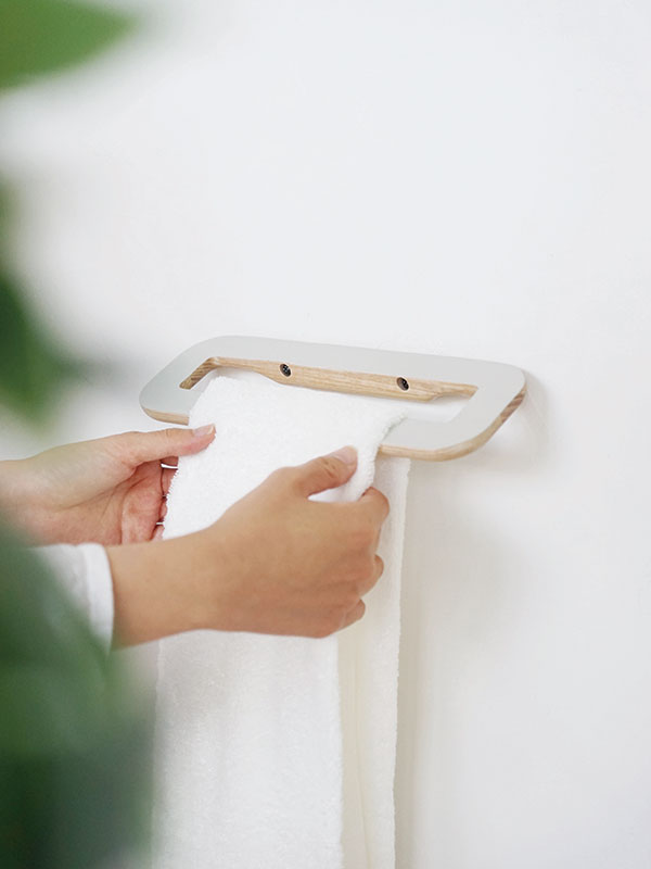 rum GIÁ GỖ TREO KHĂN S MÀU XÁM