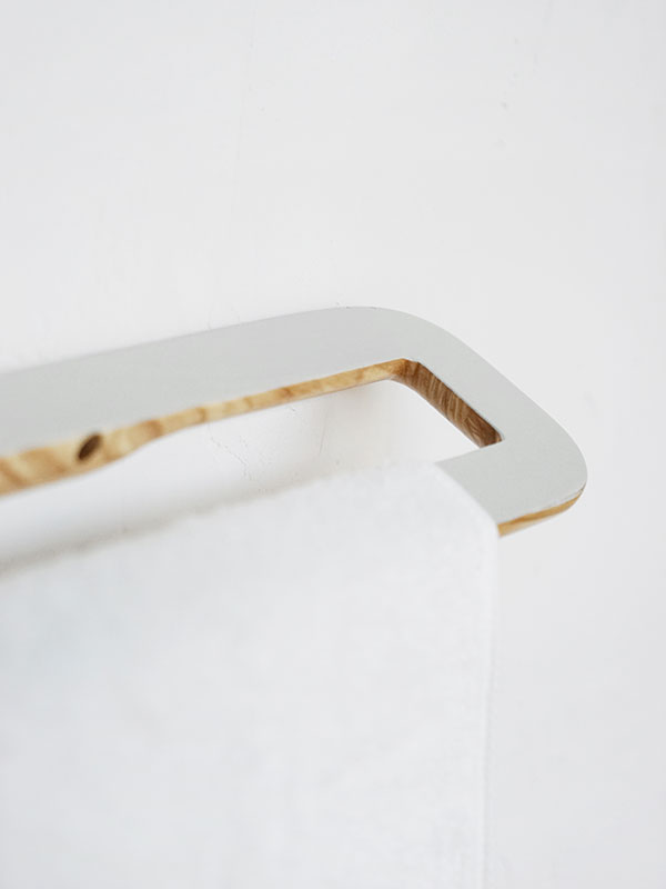 rum GIÁ GỖ TREO KHĂN M MÀU XÁM