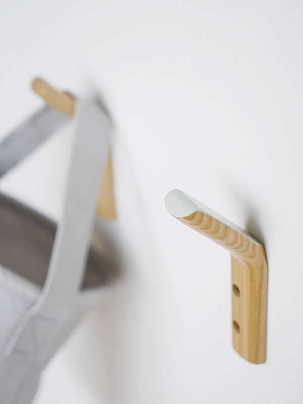 rum MÓC TREO GỖ MÀU XÁM