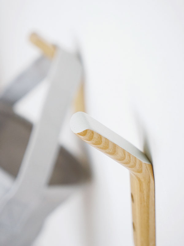 rum MÓC TREO GỖ MÀU XÁM