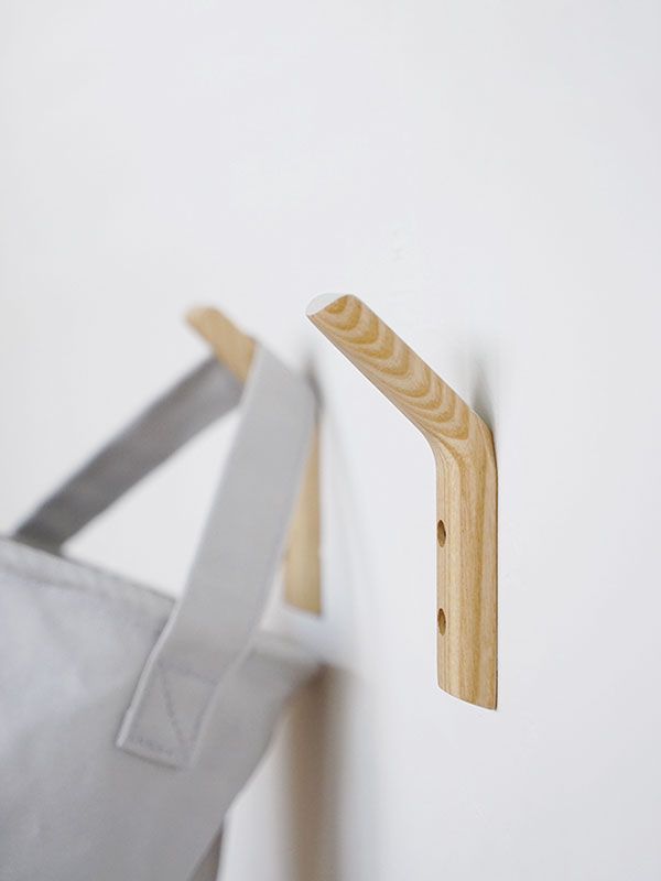 rum MÓC TREO GỖ MÀU XÁM