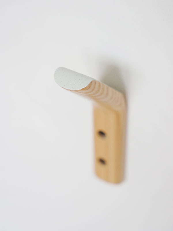 rum MÓC TREO GỖ MÀU XÁM