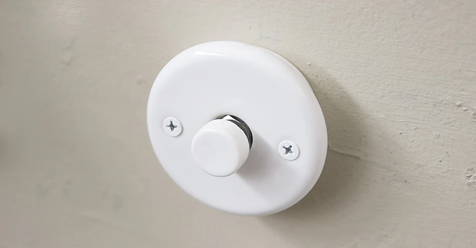 BỘ 1 CÔNG TẮC NHẤN, ỐP SỨ HÌNH TRÒN MÀU TRẮNG
