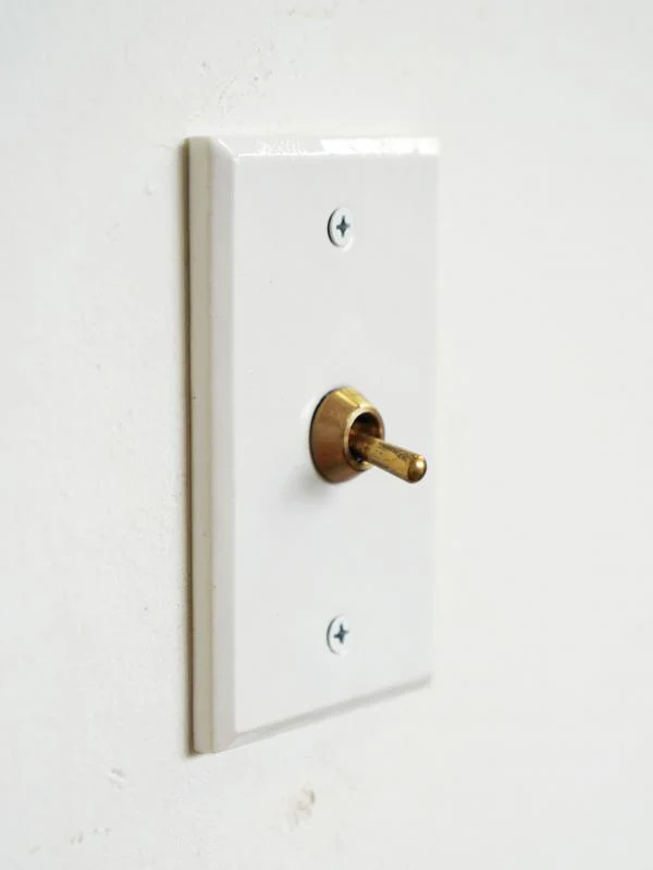 CERAMIC PLATE TOGGLE SWITCH WHITE
