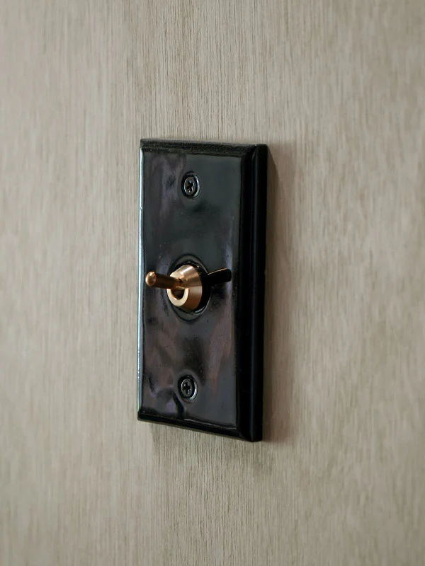 CERAMIC PLATE TOGGLE SWITCH BLACK