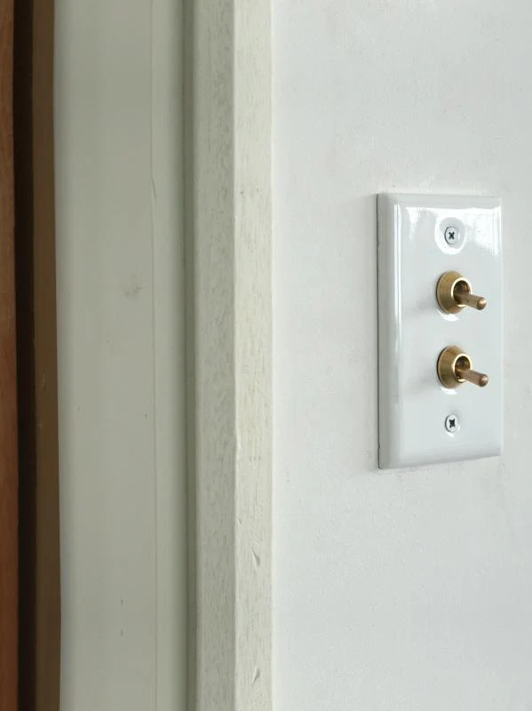 CERAMIC PLATE 2 TOGGLE SWITCHES WHITE