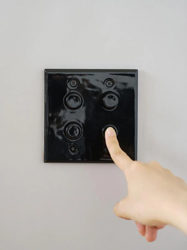 CERAMIC PLATE 4 PUSH SWITCHES BLACK