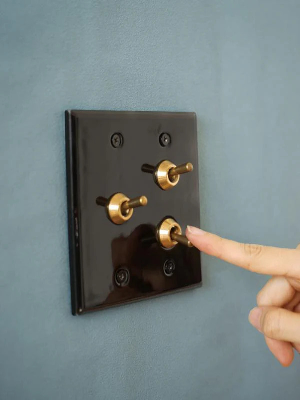 CERAMIC PLATE 3 TOGGLE SWITCHES BLACK