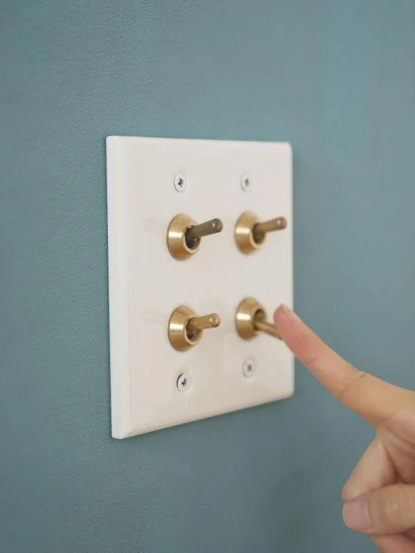 CERAMIC PLATE 4 TOGGLE SWITCHES WHITE