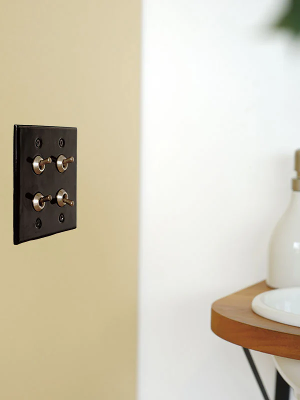 CERAMIC PLATE 4 TOGGLE SWITCHES BLACK
